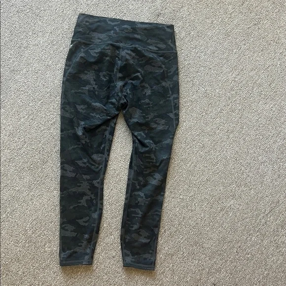 Fabletics Powerhold Camouflage Leggings size medium - Picture 6 of 6